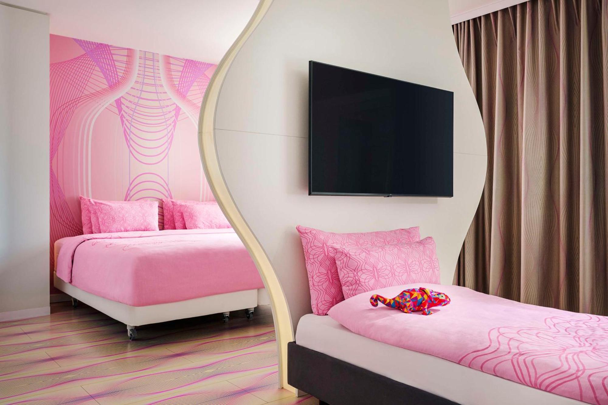 nhow Friends & Family Room River View
